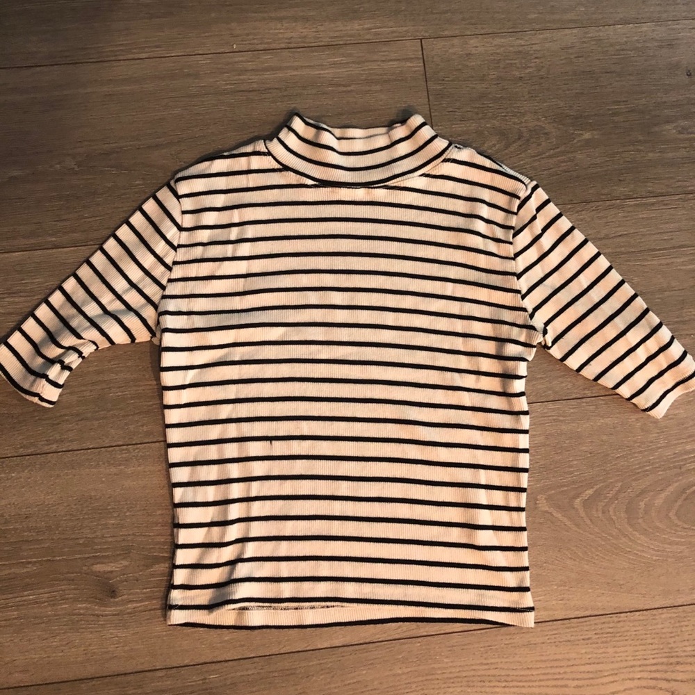 Brandy Melville quarter sleeve shirt